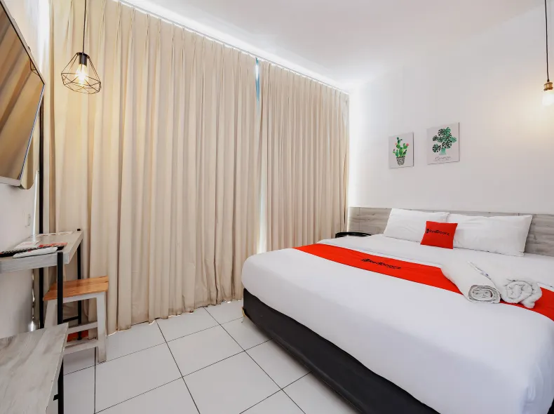 RedDoorz Near Mangga Dua Mall