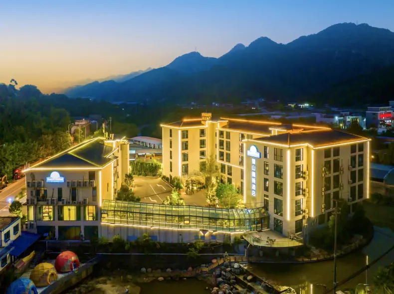 Days Inn Chongqing (Lushan Light Rail Station)