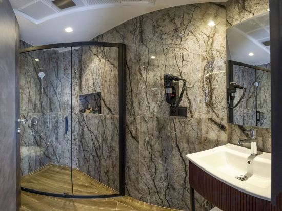 Heaven Premium Hotel Restaurant & Airport Shuttle Room Type - Deluxe Family Room