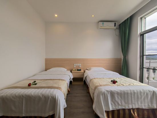 Huguang Holiday Hotel Room Type - Deluxe Lake-view Twin Room