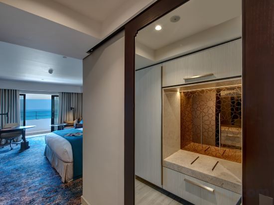 InterContinental MUSCAT Room Type - 1 King Sea View Balcony
