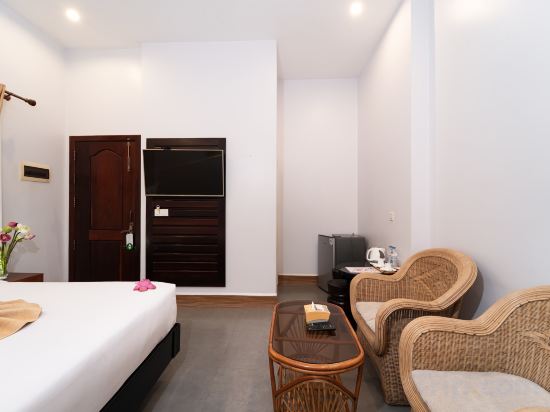 SANNA VILLA Residence Room Type - One Bedroom Villa King Size Bed Balcony Pool View