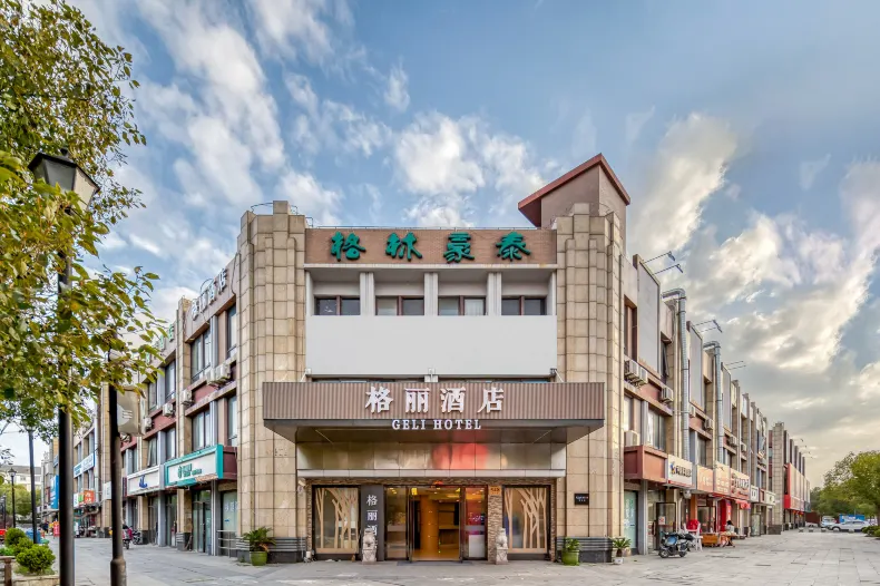 Vatica Hotel (Shanghai International Tourist Resort Huaxia East Road Metro Station)