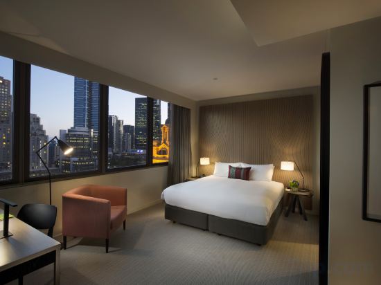DoubleTree by Hilton Hotel Melbourne - Flinders Street Room Type - King Room With Flinders St Station View