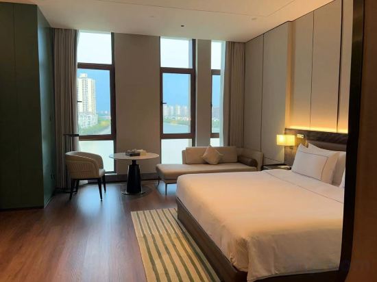 Shanghai HuHua Grand Hotel Room Type - Deluxe River View King Room