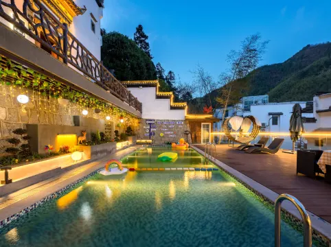 Floral Lux Hotel · Yuelan Mountain Hotel (Huangshan Scenic Area Transfer Center Branch)