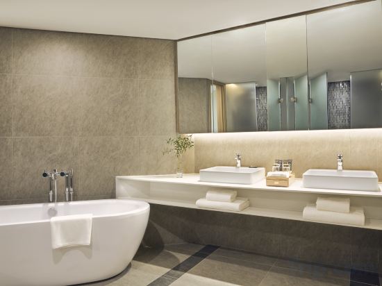 Novotel Hanoi Thai Ha Room Type - Suite, 1 King size bed, City view, Lounge access