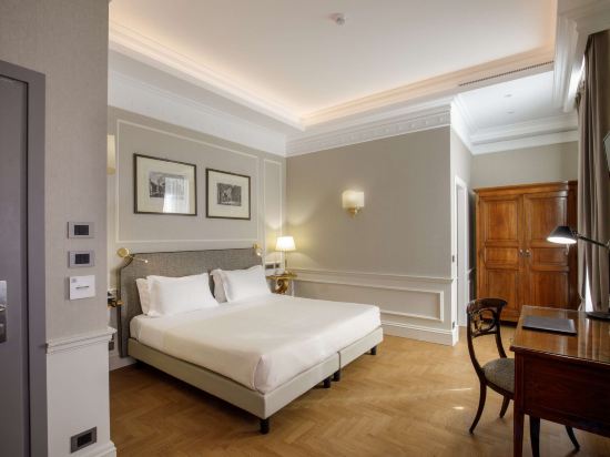 Hotel Canada, BW Premier Collection Room Type - Family Room with One King Bed and One Queen Bed - Non-Smoking Hotel Canada, BW Premier Collection Room Type - Family Room with One King Bed and One Queen Bed - Non-Smoking
