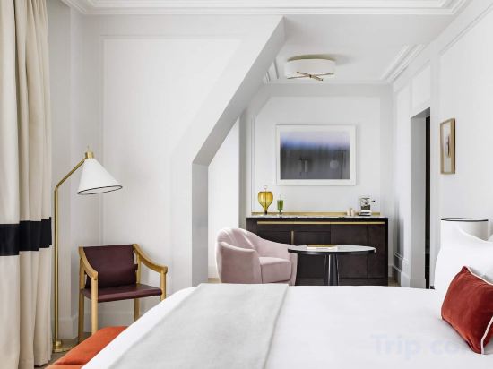 Kimpton St Honore Paris, an IHG Hotel Room Type - King Suite with Eiffel Tower View