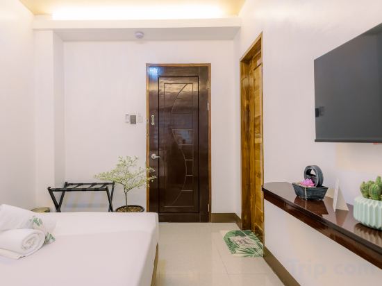 LOBOC RIVERSIDE INN and RESTAURANT Room Type - Standard Queen Room