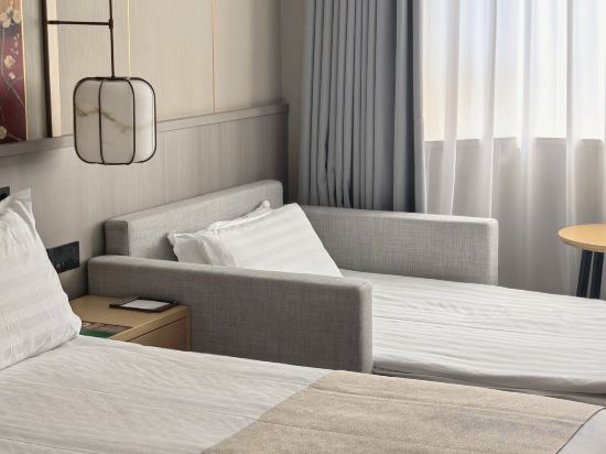 Jinglun Hotel Room Type - Deluxe Family Room (Xinxiang Space · King Koil Deep Sleep Mattress) Jinglun Hotel Room Type - Deluxe Family Room (Xinxiang Space · King Koil Deep Sleep Mattress)