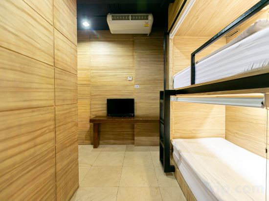 The Bedrooms Hostel Pattaya Room Type - Bed In Family Room Shared Bathroom