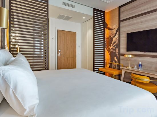 Pestana CR7 Gran Vía Madrid - Tap to explore photos