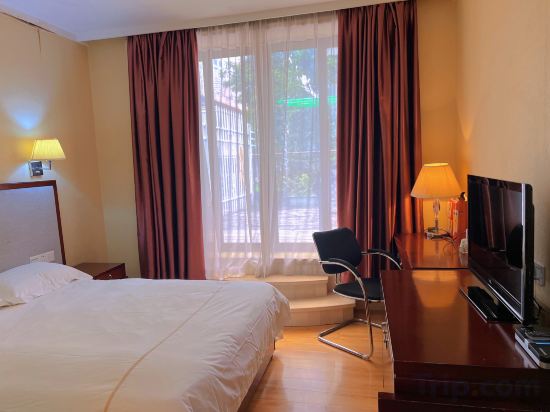 Shamian Hotel Room Type - Deluxe Queen Garden Room