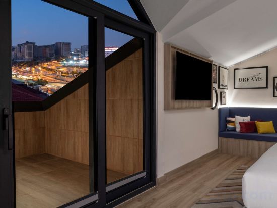 Hampton by Hilton Istanbul Merter Room Type - King Room With Terrace Smoking