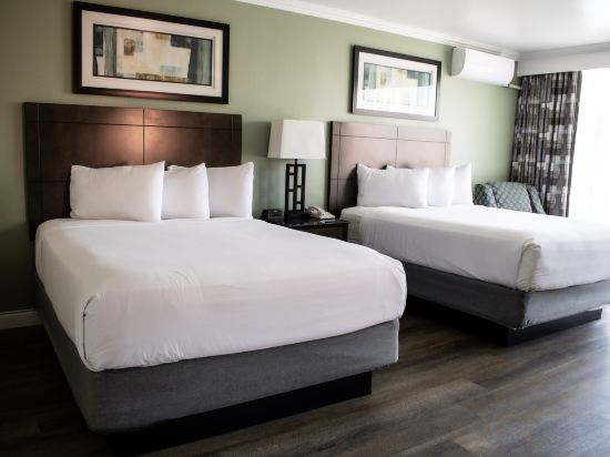 Travelodge by Wyndham Monterey Bay Room Type - One-Bedroom Suite with Three Queen Beds - Non-Smoking