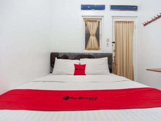 OYO 1941 Aaa Residence Syariah Room Type - Reddoorz Room