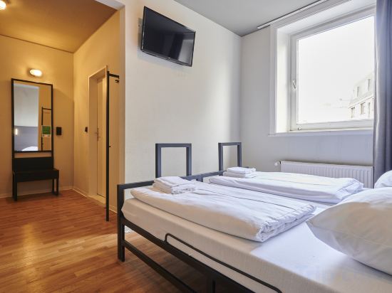 a&o Hamburg Reeperbahn Room Type - Twin Room with Shared Bathroom