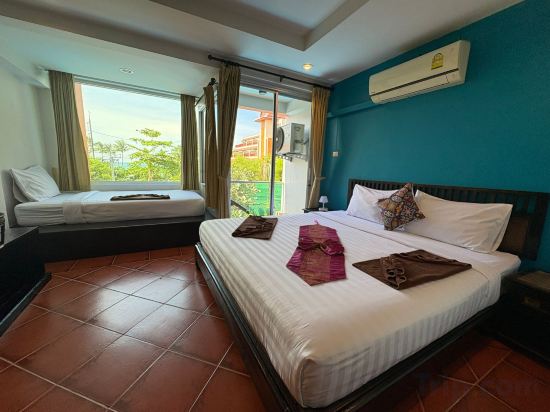 Porterhouse Beach Hotel Room Type - Deluxe Triple Room