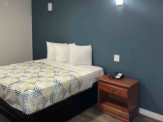 Motel 6 Greenwood, MS Room Type - 1 King Bed | Non-Smoking, Micfridge