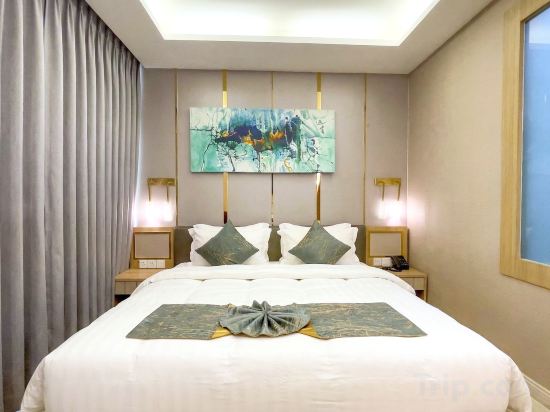 Elegant Airport Hotel Room Type - Deluxe Room