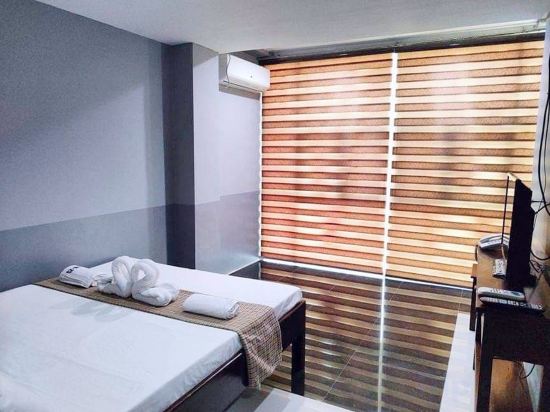 RedDoorz @ Villa E Mansion Room Type - Deluxe Double or Twin Room