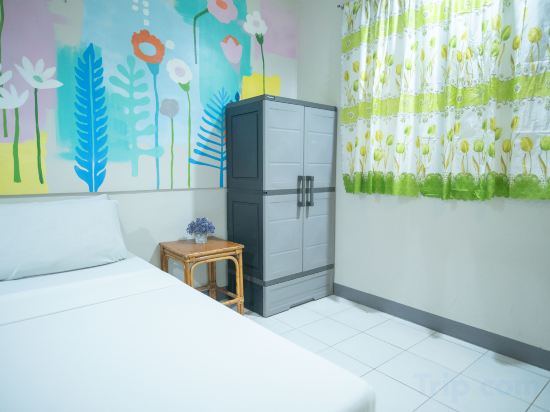 Tropical Place Hotel by RedDoorz Room Type - Deluxe Room
