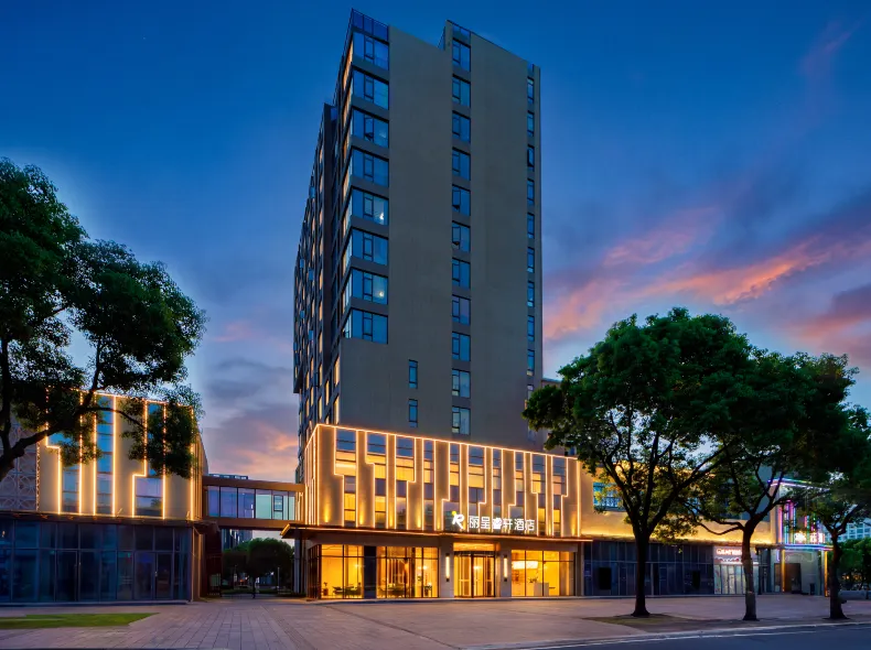 Rezen Select Hotel (Shanghai Dishui Lake Lingang Shuyuan)