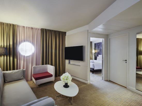 MERCURE PARIS LA DEFENSE - Tap to explore photos