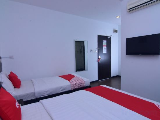 OYO Astana Hotel Room Type - Deluxe Triple Room