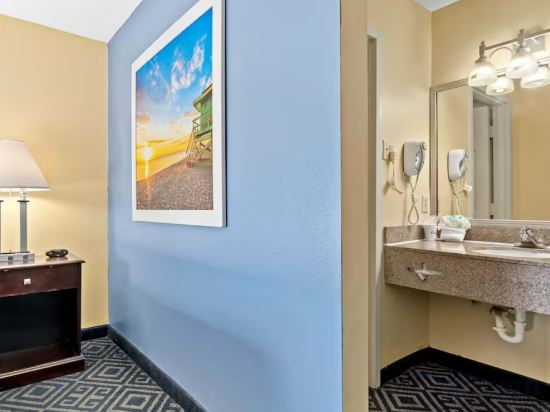 Developer Inn Downtown Orlando, a Baymont by Wyndham - Tap to explore photos