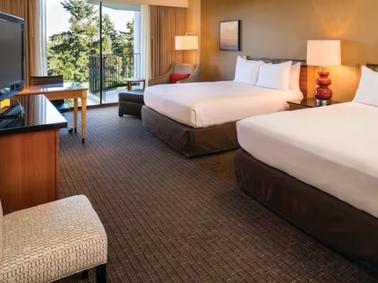 DoubleTree by Hilton Seattle Airport Room Type - Queen Room with Two Queen Beds with Balcony and Mountain View DoubleTree by Hilton Seattle Airport Room Type - Queen Room with Two Queen Beds with Balcony and Mountain View
