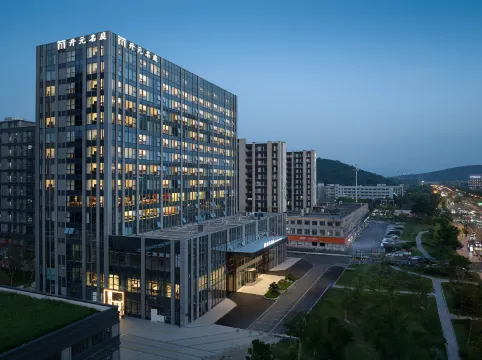 Hangzhou Zhuantang Maison New Century Hotel (Meiyuan Xiangshan Subway Station)