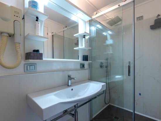 Il Tesoro Smart Suite & Spa - Tap to explore photos