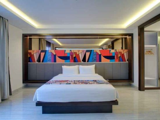 Picasso Inn - Tap to explore photos