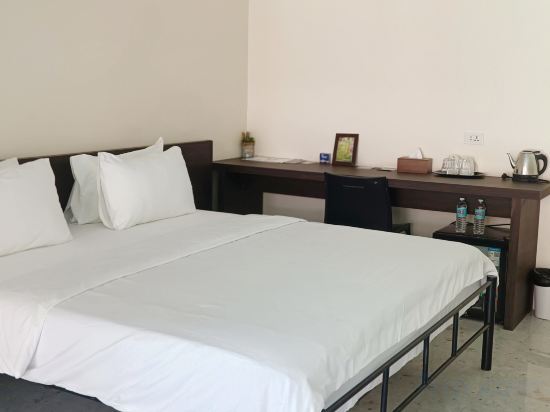 Phoenix.PG Diving Resort Room Type - Basic Queen Room B1