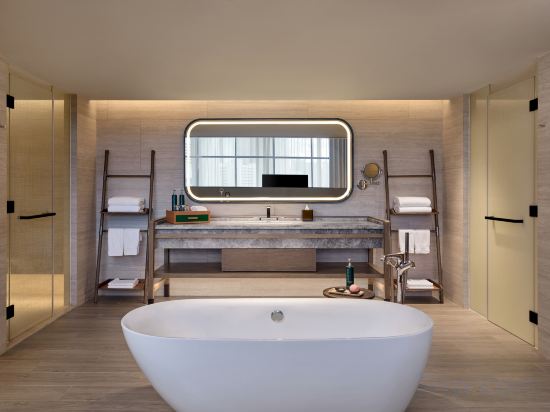 DoubleTree by Hilton Bangkok Ploenchit Room Type - JUNIOR SUITE