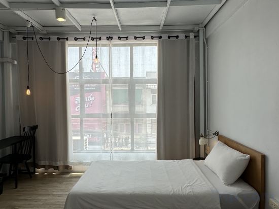 Beige Poshtels Room Type - Twin Room with Private Bathroom