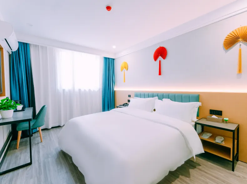 Qingmu Hotel (Nanjing Pukou Information Engineering University Subway Station Yangxin Road)