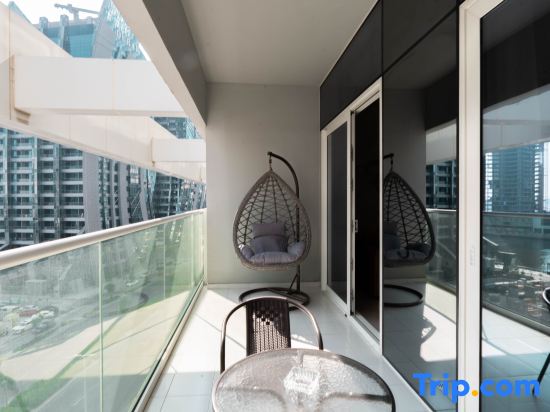 Keyrock Living | Chic 1BR Retreat with Lake View