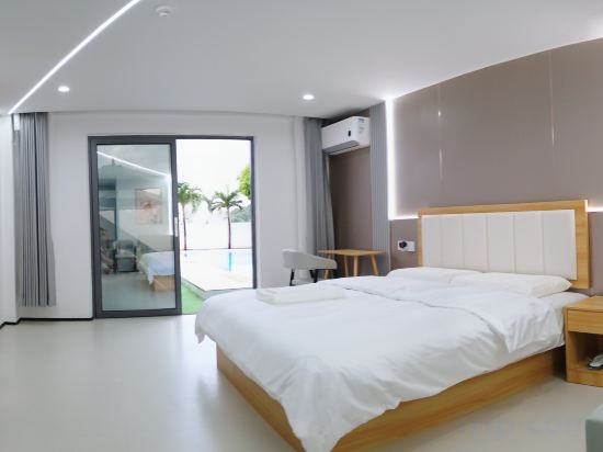 1CE HOTEL Room Type - Deluxe Double Room102