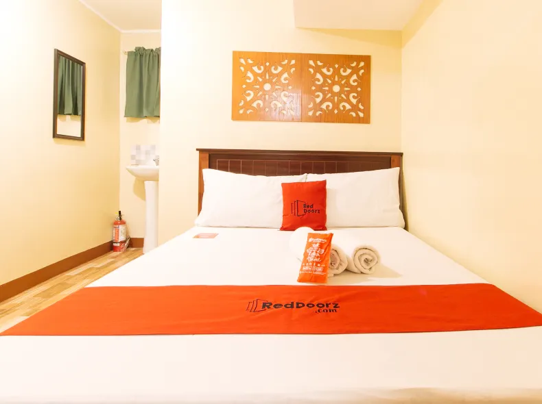 RedDoorz near PNR Espana Station