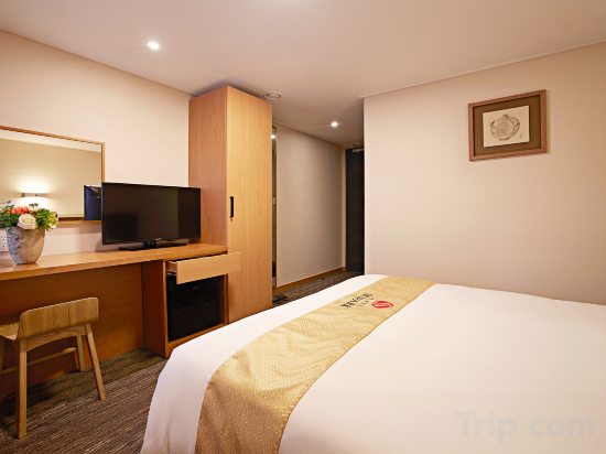 Hotel Skypark Myeongdong I Room Type - Compact Double With Breakfast (No Window)
