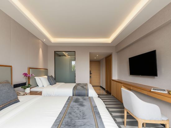 Rui Cheng Hotel Room Type - Ruijing · Sunny Comfort Twin Room (High-City View + Waterfall Shower + High-Speed Internet)