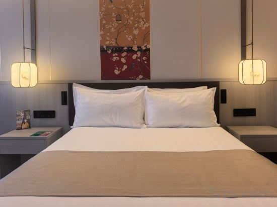 Jinglun Hotel Room Type - Deluxe Double Bed Room (Xinxiang Space · King Koil Deep Sleep Mattress) Jinglun Hotel Room Type - Deluxe Double Bed Room (Xinxiang Space · King Koil Deep Sleep Mattress)