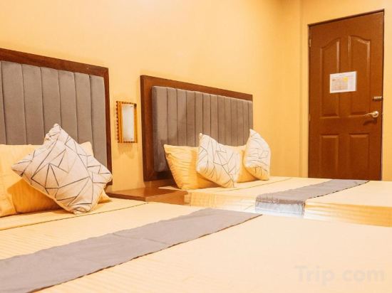 RedDoorz Plus @ Hotel Platinum Occidental Mindoro Room Type - RedDoorz Quadruple Room