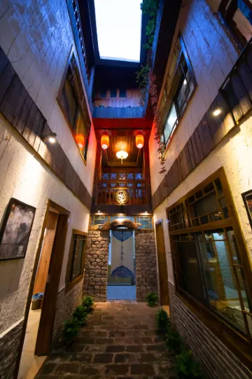 Happy Utopia B&B (Fenghuang Ancient City Nanhua Branch)
