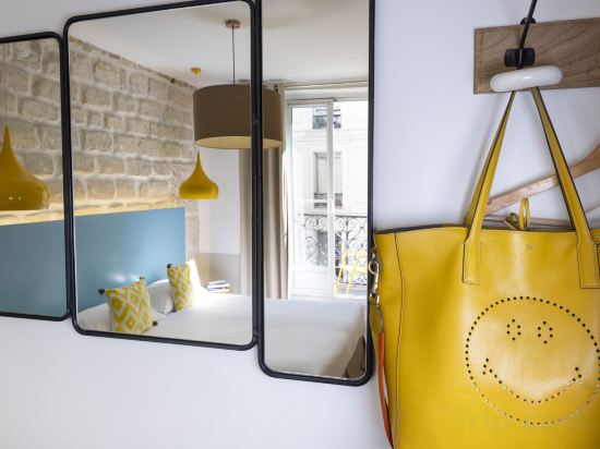Le Régent Montmartre by Hiphophostels Room Type - Superior Double Room with Balcony and Sacré-Cœur Basilica View