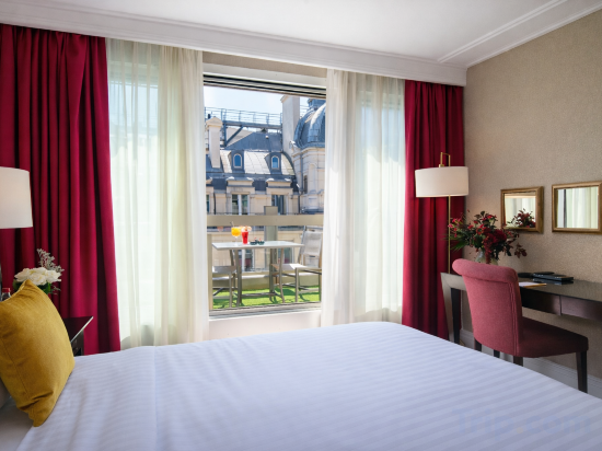 Warwick Paris Champs-Elysées Room Type - Deluxe King Room with Terrace Warwick Paris Champs-Elysées Room Type - Deluxe King Room with Terrace