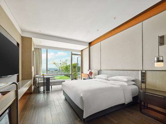 Hyatt Regency Shanghai Songjiang Room Type - 1 KING BED, LAKE VIEW, GARDEN, CLUB ACCESS Hyatt Regency Shanghai Songjiang Room Type - 1 KING BED, LAKE VIEW, GARDEN, CLUB ACCESS